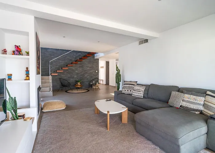 Modern Close To Costabella Μαρμπέλλα