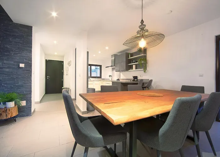 Modern Close To Costabella Βίλα Μαρμπέλλα